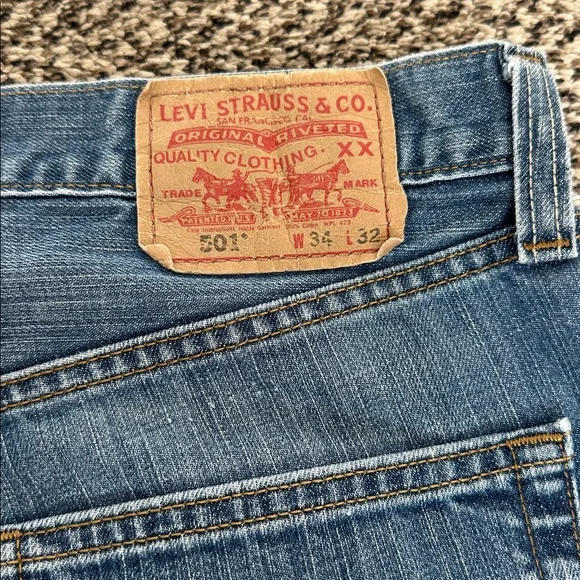 Levi's 501 button fly Classic Straight Blue Jeans - Picture 4 of 6